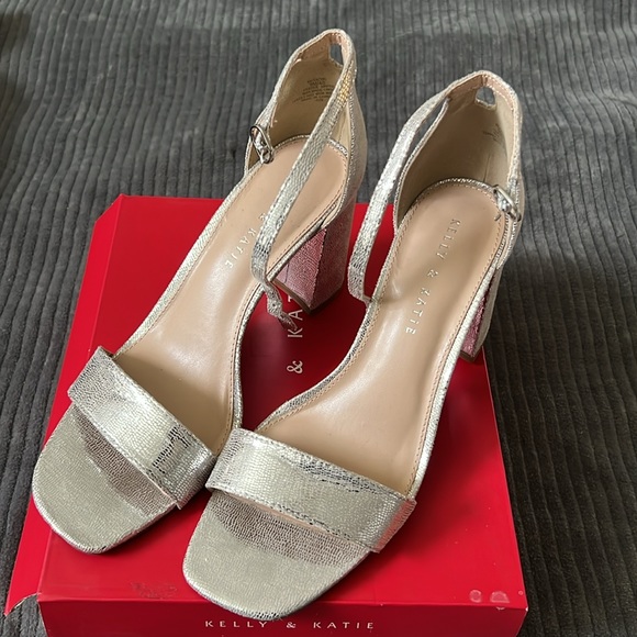 Metallic silver women’s 9M block heel - Picture 2 of 8